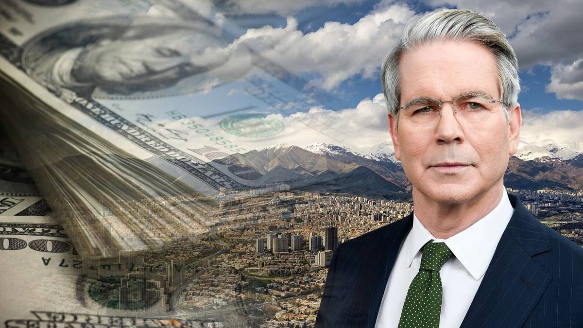 Mężczyzna w garniturze na tle banknot&oacute;w dolarowych i miasta.