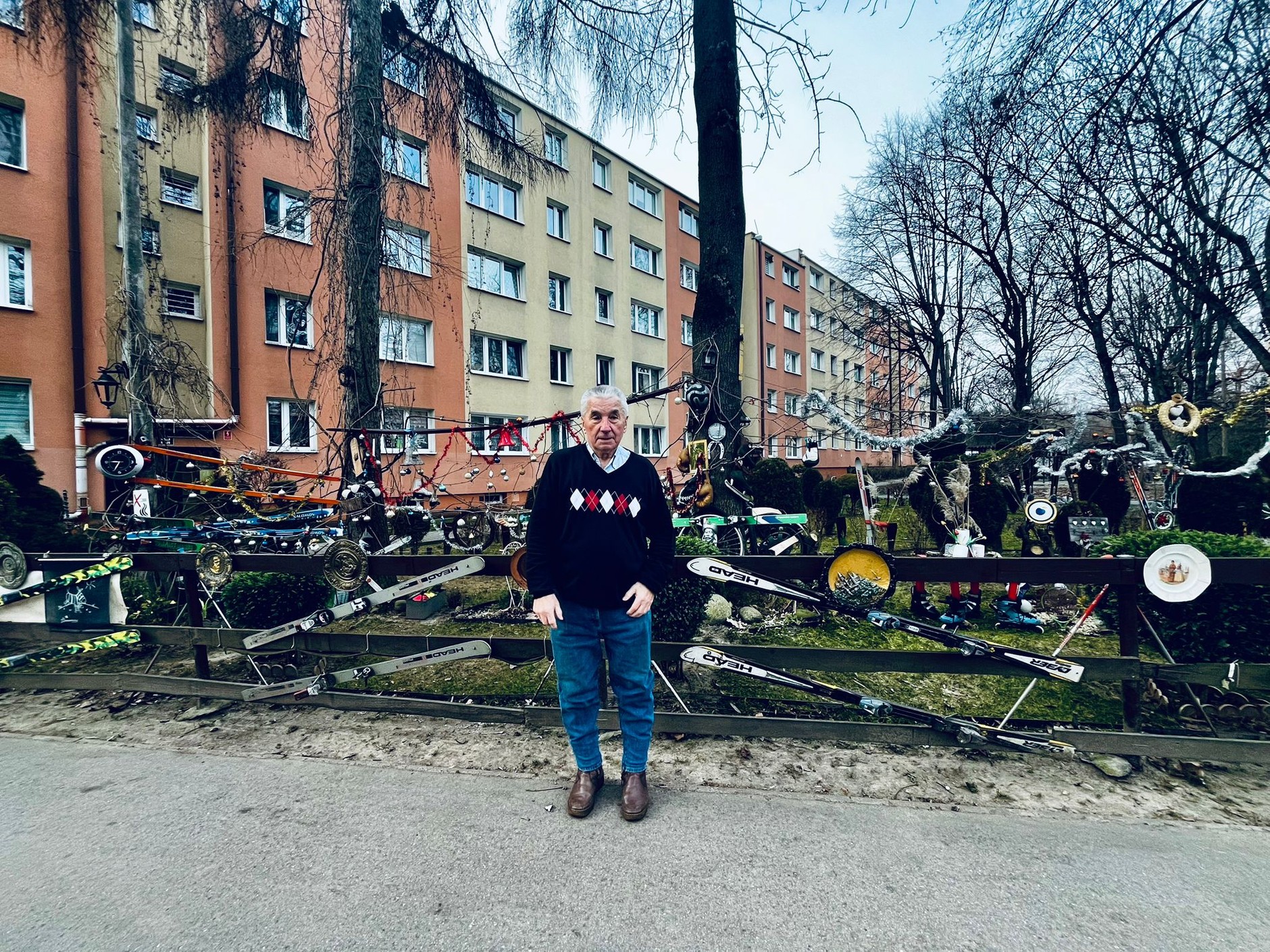 Pan Stanisław Chemicz na tle swojego ogródka