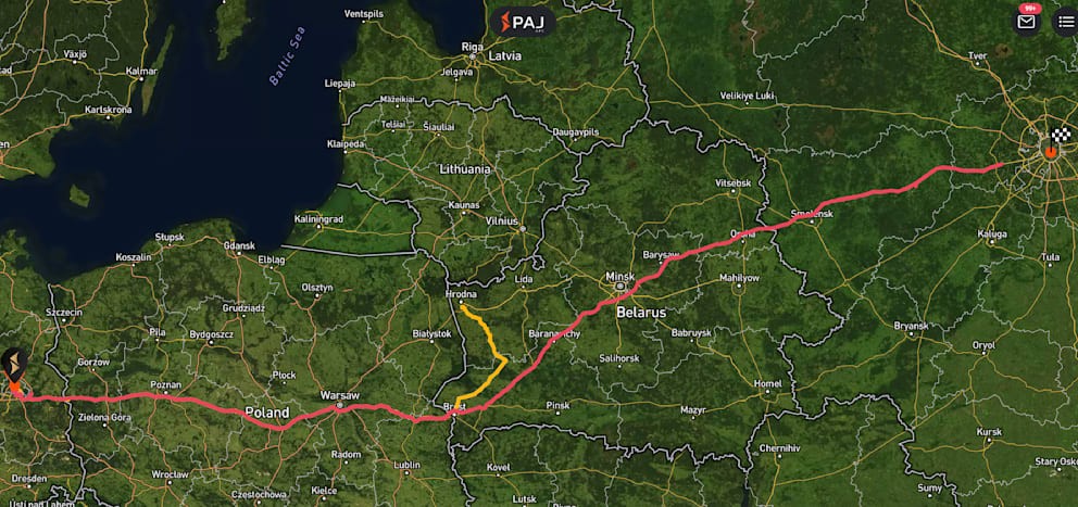 Czerwona linia pokazuje trasę nadajników GPS w paczkach BILD-a z Berlina przez Polskę i Białoruś do Moskwy