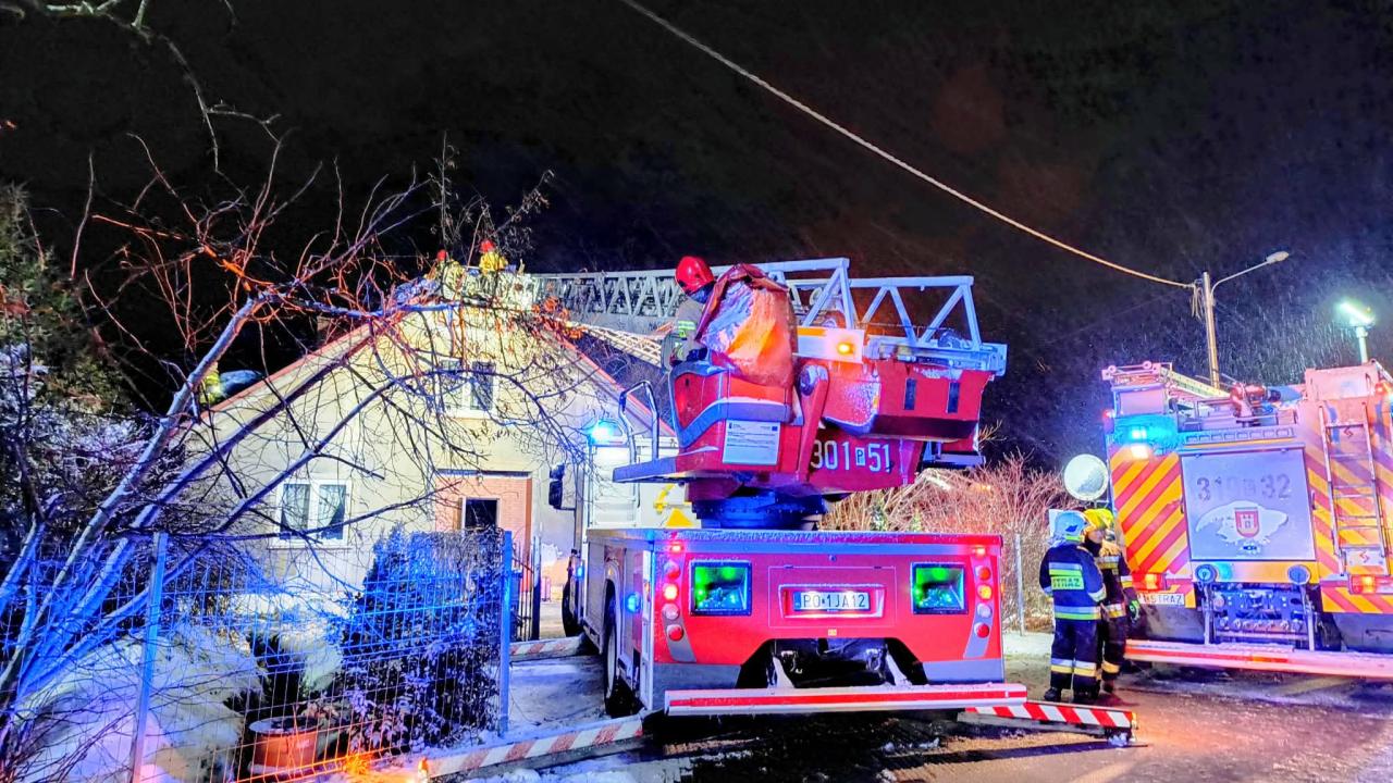 Pali się dom pod Poznaniem. 10 strażackich zastępów w akcji