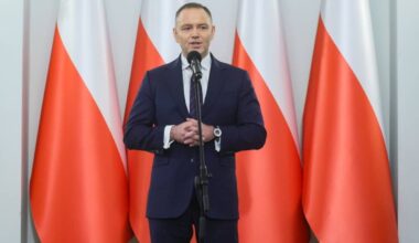 Prezydent Karol Nawrocki przed polskimi flagami