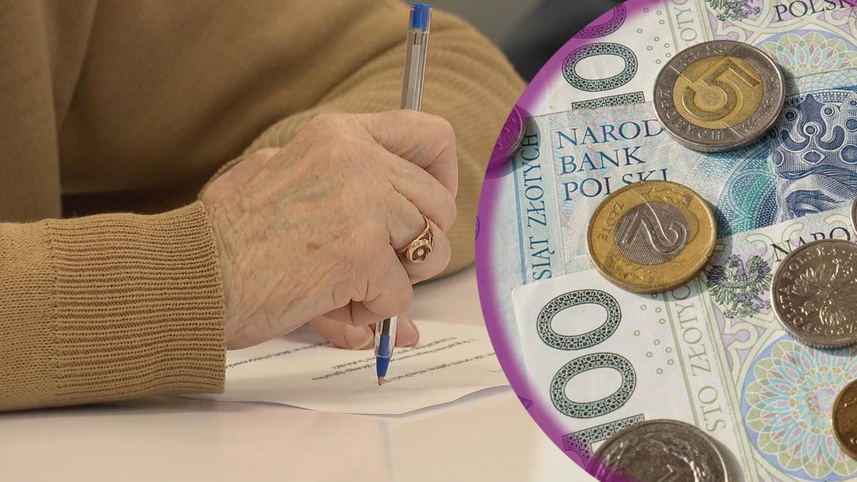 Dłoń seniora pisząca na dokumencie obok polskich pieniędzy.