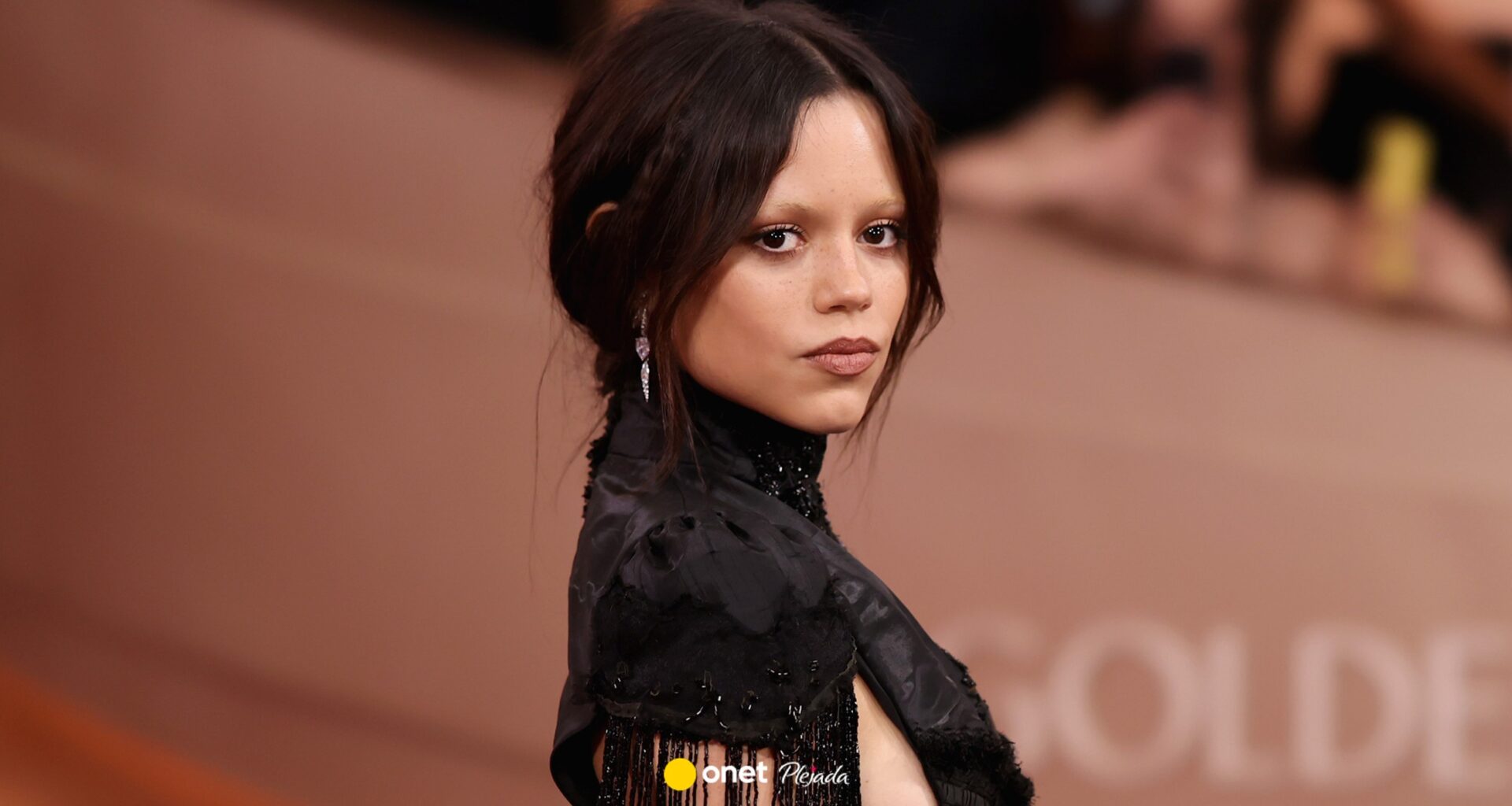 Jenna Ortega w odważnej kreacji na Złotych Globach. Spójrzcie na te wycięcia