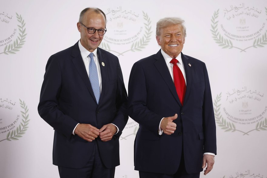 Kanclerz Niemiec Friedrich Merz i prezydent Stanów Zjednoczonych Donald Trump podczas podczas szczytu pokojowego w Gazie w Sharm El-Sheikh w Egipcie, 13 października 2025 r.