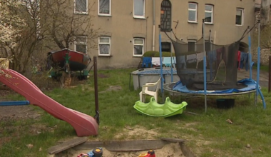 Podw&oacute;rko z placem zabaw