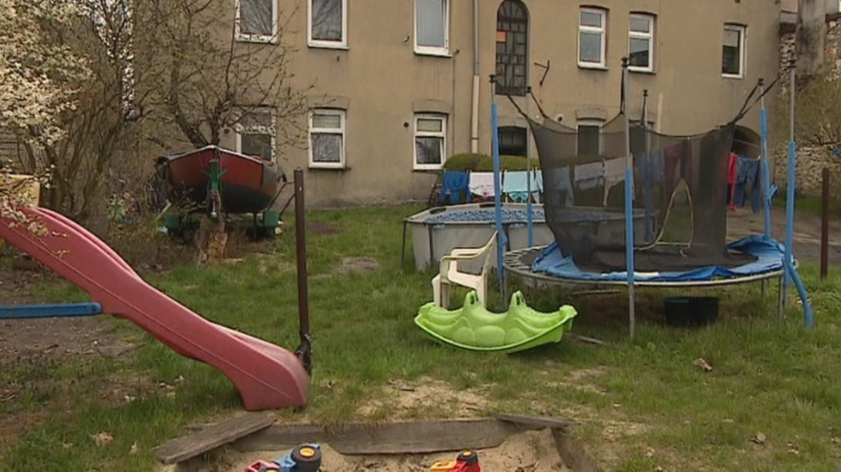 Podw&oacute;rko z placem zabaw