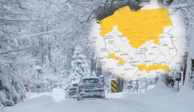 Mapa Polski z zaznaczonymi na ż&oacute;łto obszarami objętymi alertami pogodowymi, nałożona na zdjęcie zaśnieżonej drogi.