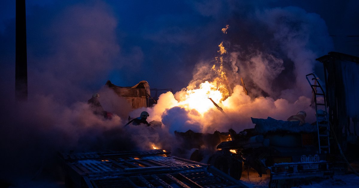 Ciężarówki płonące po uderzeniu w nie fragmentów zestrzelonych rosyjskich dronów, Kijów, 24 stycznia 2026 r.