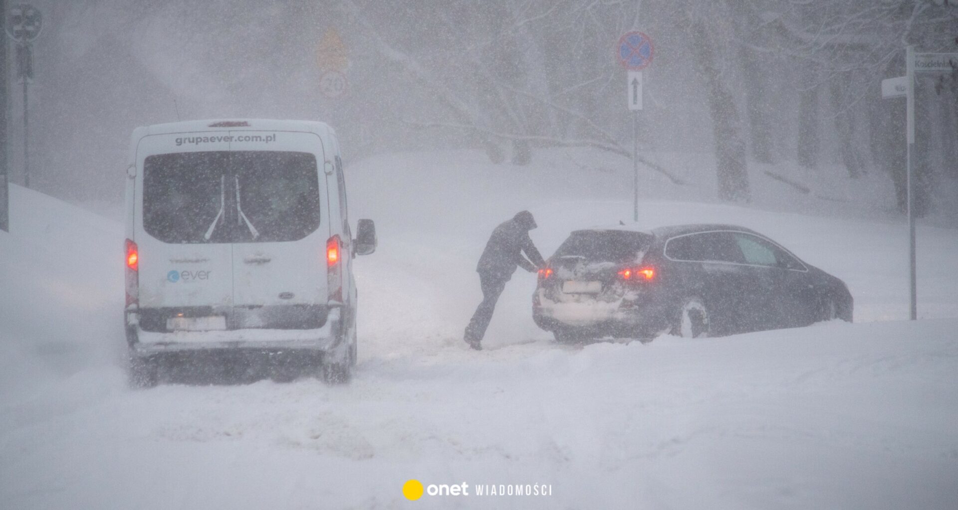 Gwałtowny atak zimy w Polsce. Poważne utrudnienia na drogach i kolei