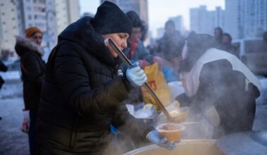 Rozdawanie ciepłych posiłków na ulicach Kijowa, styczeń 2026 r.
