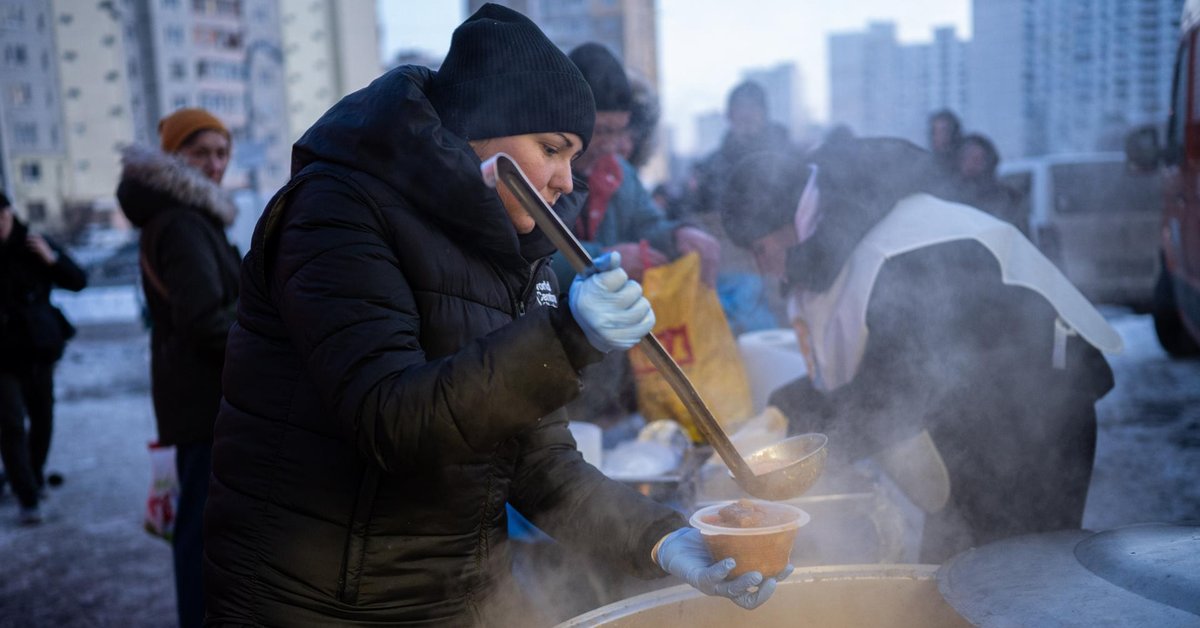 Rozdawanie ciepłych posiłków na ulicach Kijowa, styczeń 2026 r.
