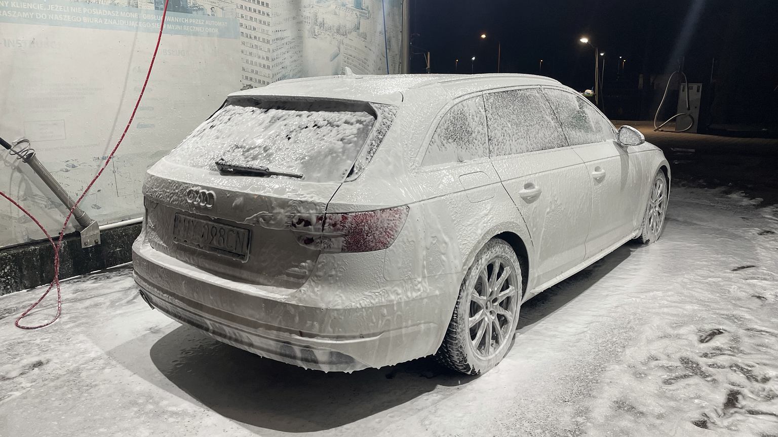 Mycie auta zimą. Kierowcy wciąż popełniają ten błąd. Efekt? Korozja i problemy z lakierem