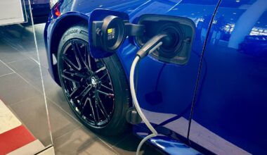 W tym dużym kraju sprzedaż samochodów elektrycznych przewyższyła sprzedaż spalinowych