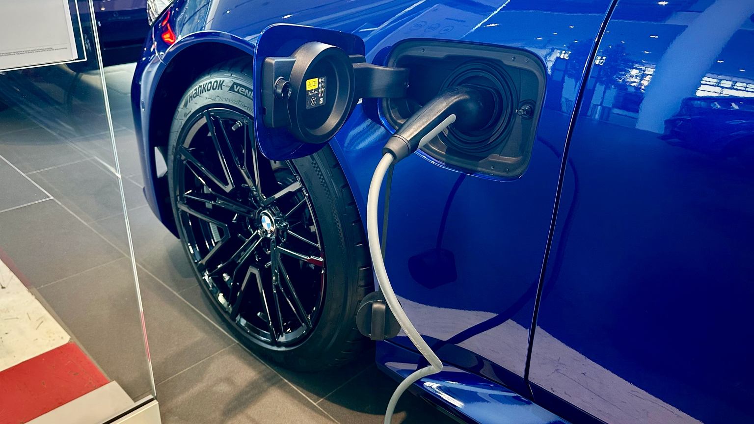 W tym dużym kraju sprzedaż samochodów elektrycznych przewyższyła sprzedaż spalinowych