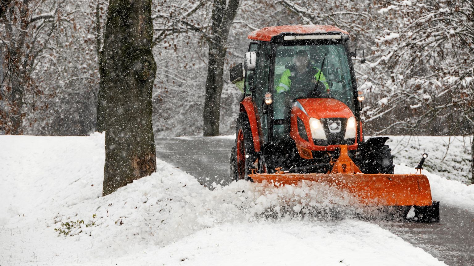Prognoza pogody na piątek. Opady śniegu, silny wiatr, a nawet zamiecie. IMGW ostrzega