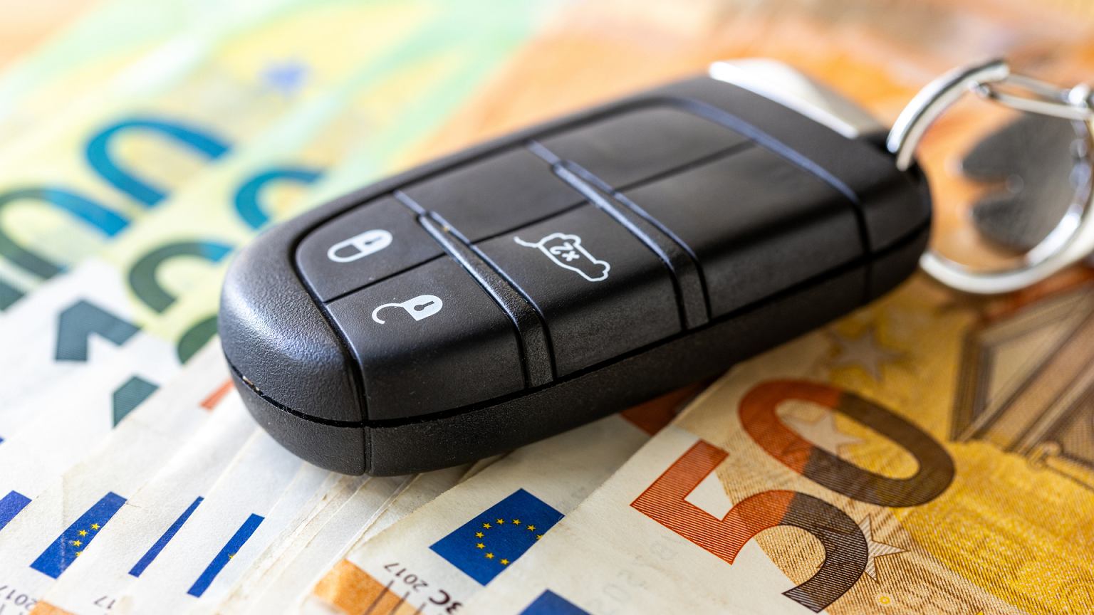 Multimilioner przekroczył prędkość o 30 km/h. Za mandat zapłaci więcej niż za luksusowe auto