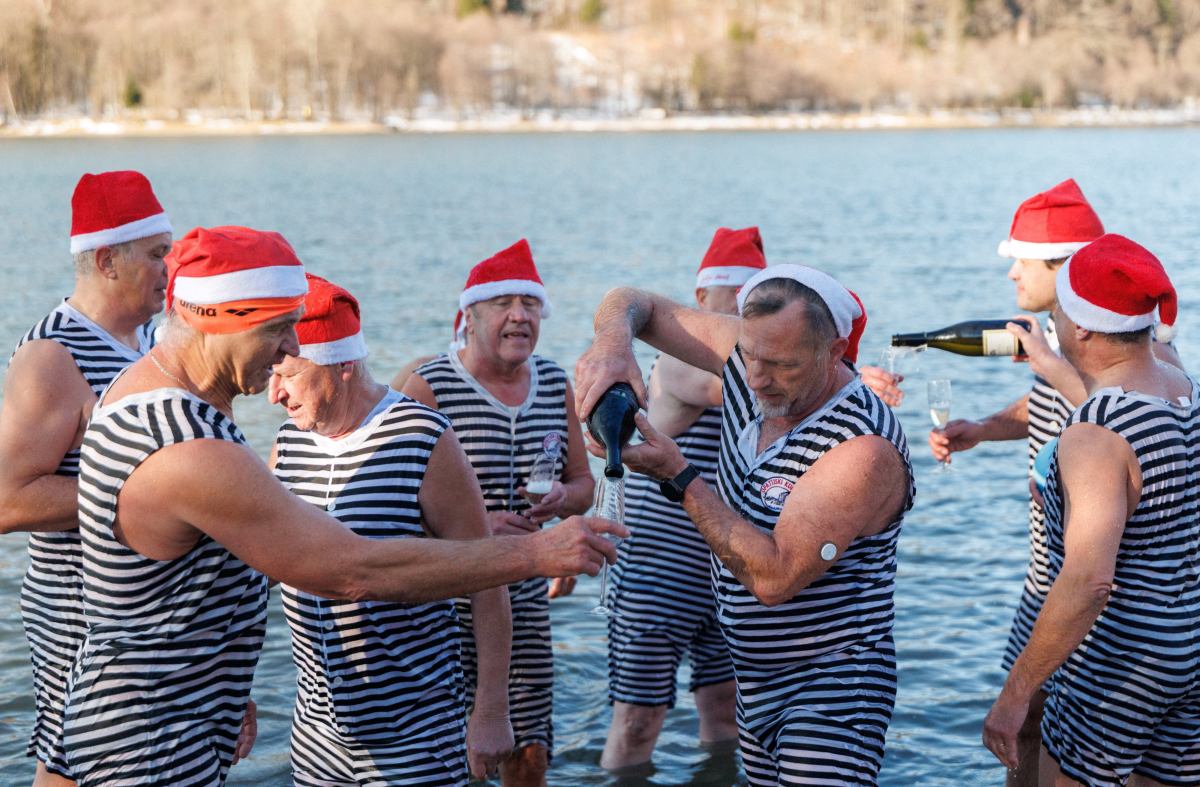 Ludzie piją szampana, świętując koniec roku wczesnym popołudniem w Sylwestra nad jeziorem Bajer w Fuzine w Chorwacji, 31 grudnia 2025 r.