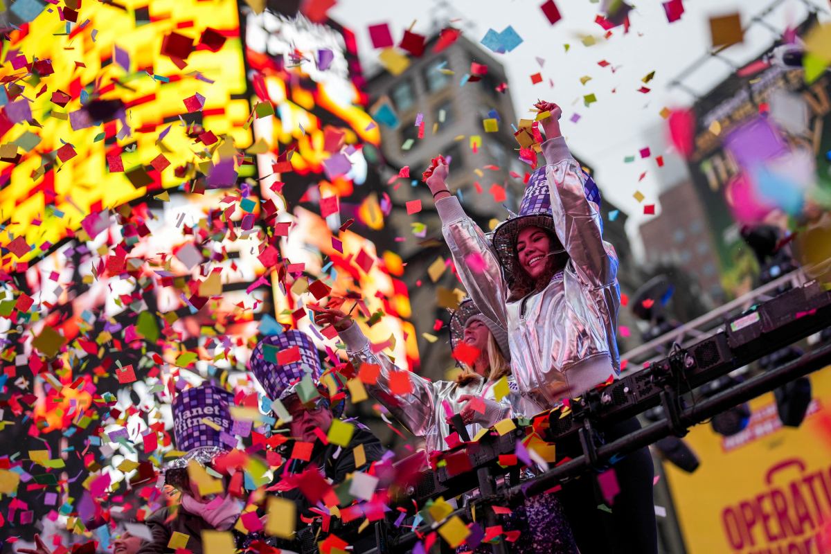 Organizatorzy zbliżającej się sylwestrowej imprezy, przeprowadzają test konfetti na Times Square w Nowym Jorku, USA, 29 grudnia 2025 r.