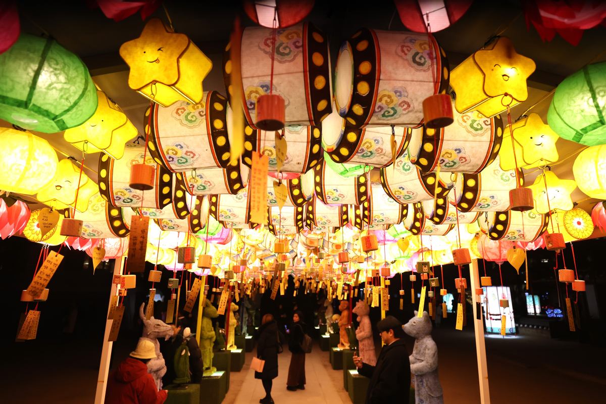 Mieszkańcy gromadzą się, aby świętować Sylwestra w buddyjskiej świątyni Jogyesa, 31 grudnia 2025 r. w Seulu w Korei Południowej.