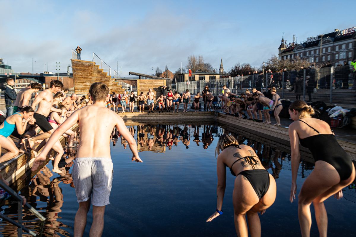 Ludzie biorą udział w dorocznej kąpieli kończącej rok w Nytaarsbad na Islands Brygge w porcie w Kopenhadze w Danii, 31 grudnia 2025 r.