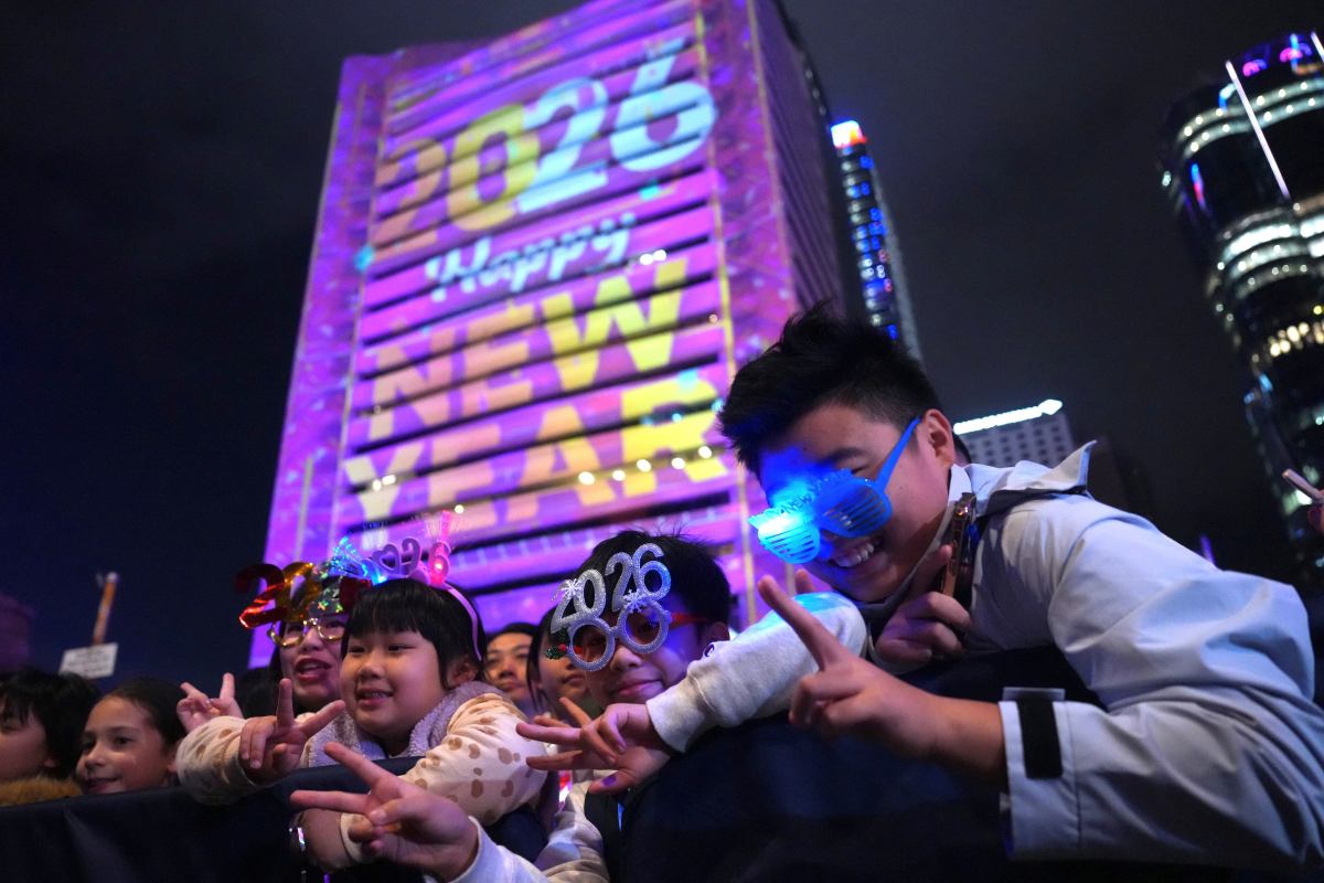 Ludzie świętują Nowy Rok w budynku Banku Chin w centrum Hongkongu, Chiny, 1 stycznia 2026 r.