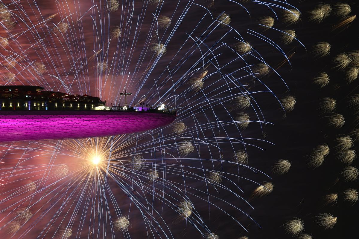 Ludzie oglądają pokaz fajerwerków z okazji Nowego Roku z hotelu Marina Bay Sands w Singapurze, 1 stycznia 2026 r.