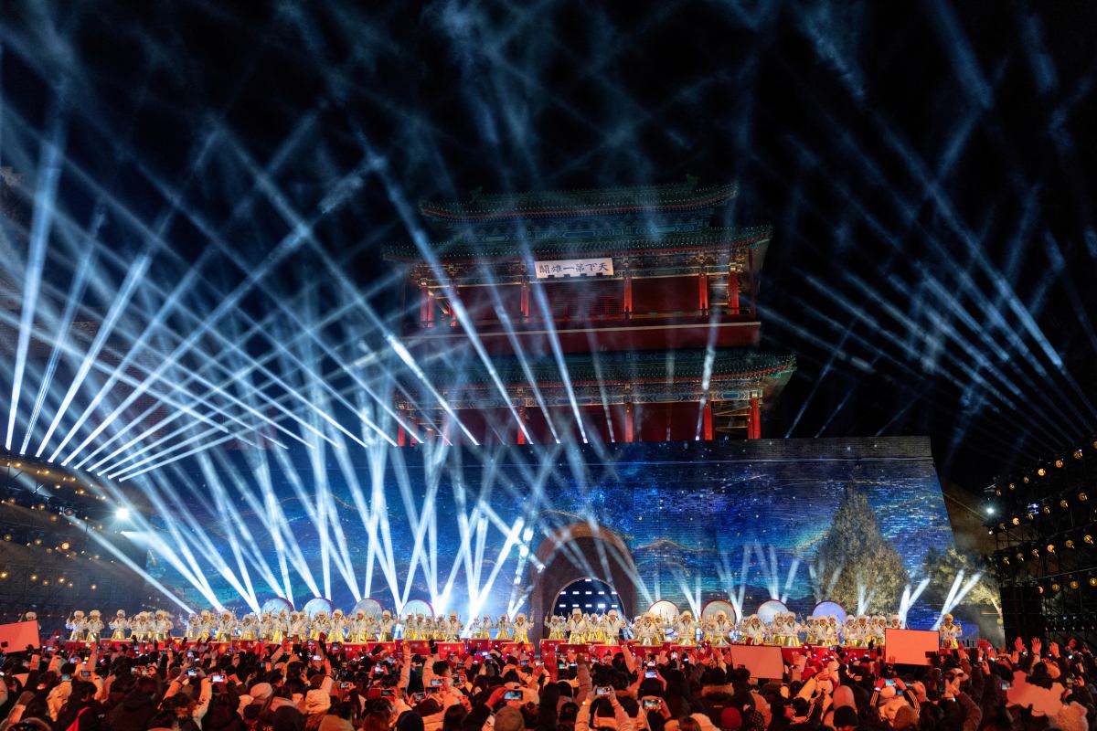 Ludzie świętują Nowy Rok podczas ceremonii na odcinku Wielkiego Muru Juyongguan, znanym również jako Przełęcz Juyong, w Pekinie, Chiny, 1 stycznia 2026 r.