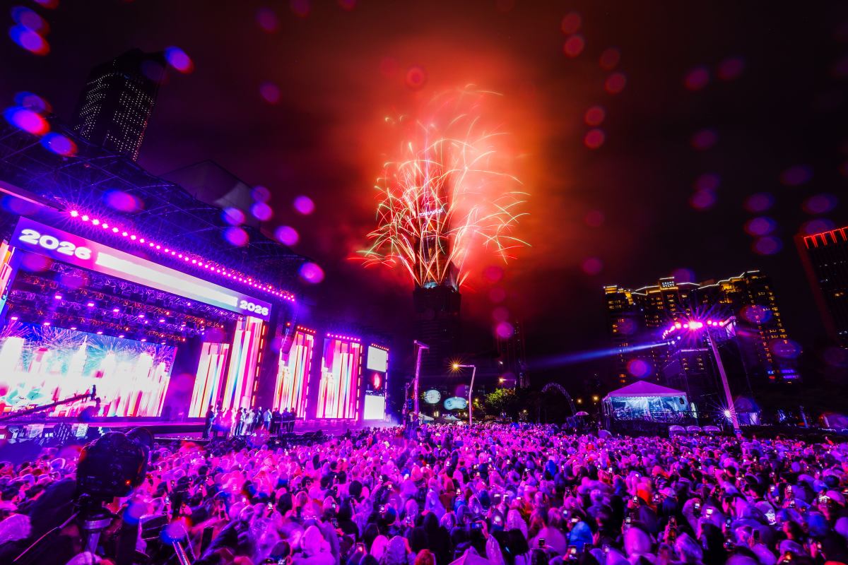 Fajerwerki i efekty świetlne rozświetlają nocne niebo z wieżowca Taipei 101 podczas obchodów Nowego Roku w Tajpej na Tajwanie, 1 stycznia 2026 r.