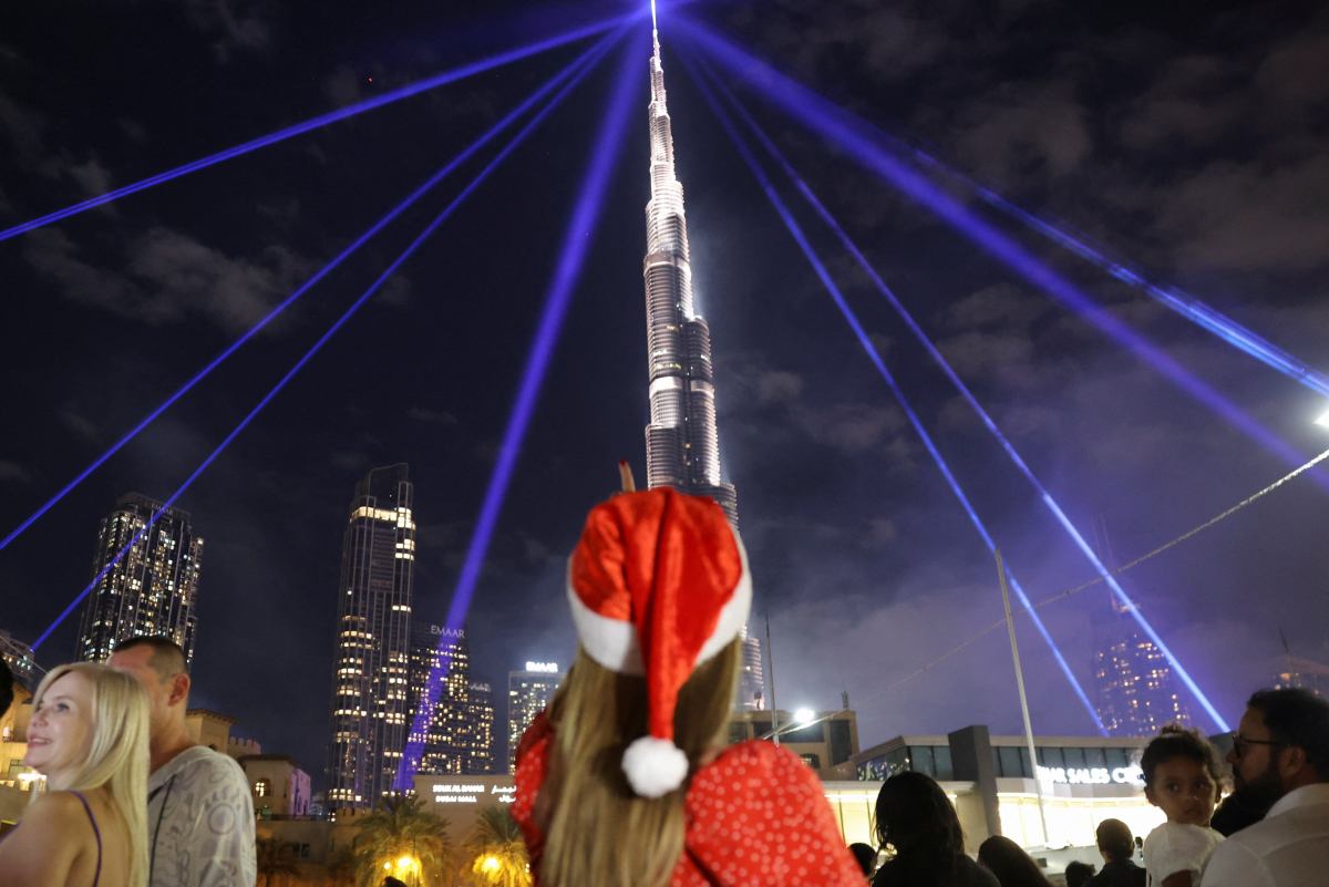 Oświetlona wieża Burdż Chalifa podczas obchodów Nowego Roku w Dubaju, Zjednoczone Emiraty Arabskie