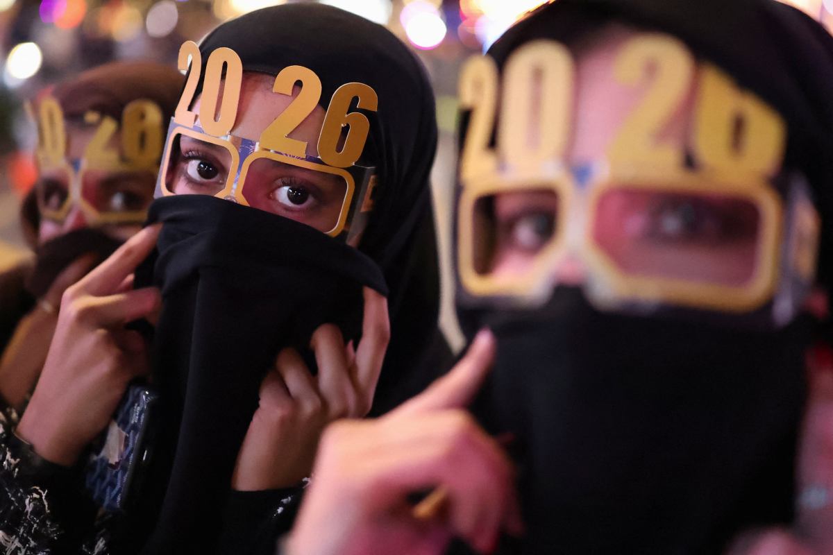 Ludzie noszą okulary '2026' podczas obchodów Nowego Roku w Lusail w Katarze, 1 stycznia 2026 r.