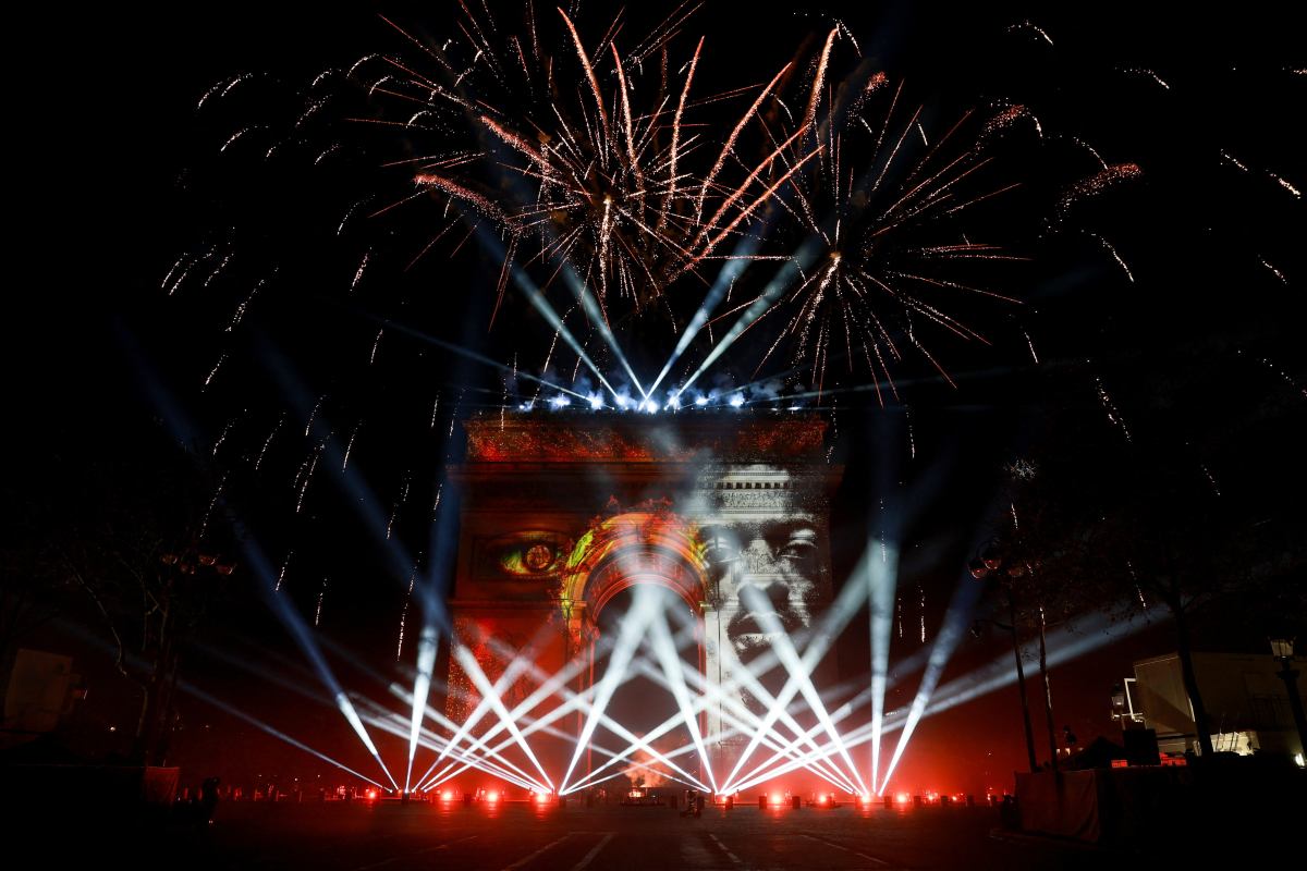 Fajerwerki wybuchają pod Łukiem Triumfalnym podczas obchodów Nowego Roku na Polach Elizejskich w Paryżu, Francja, 31 grudnia 2025 r.
