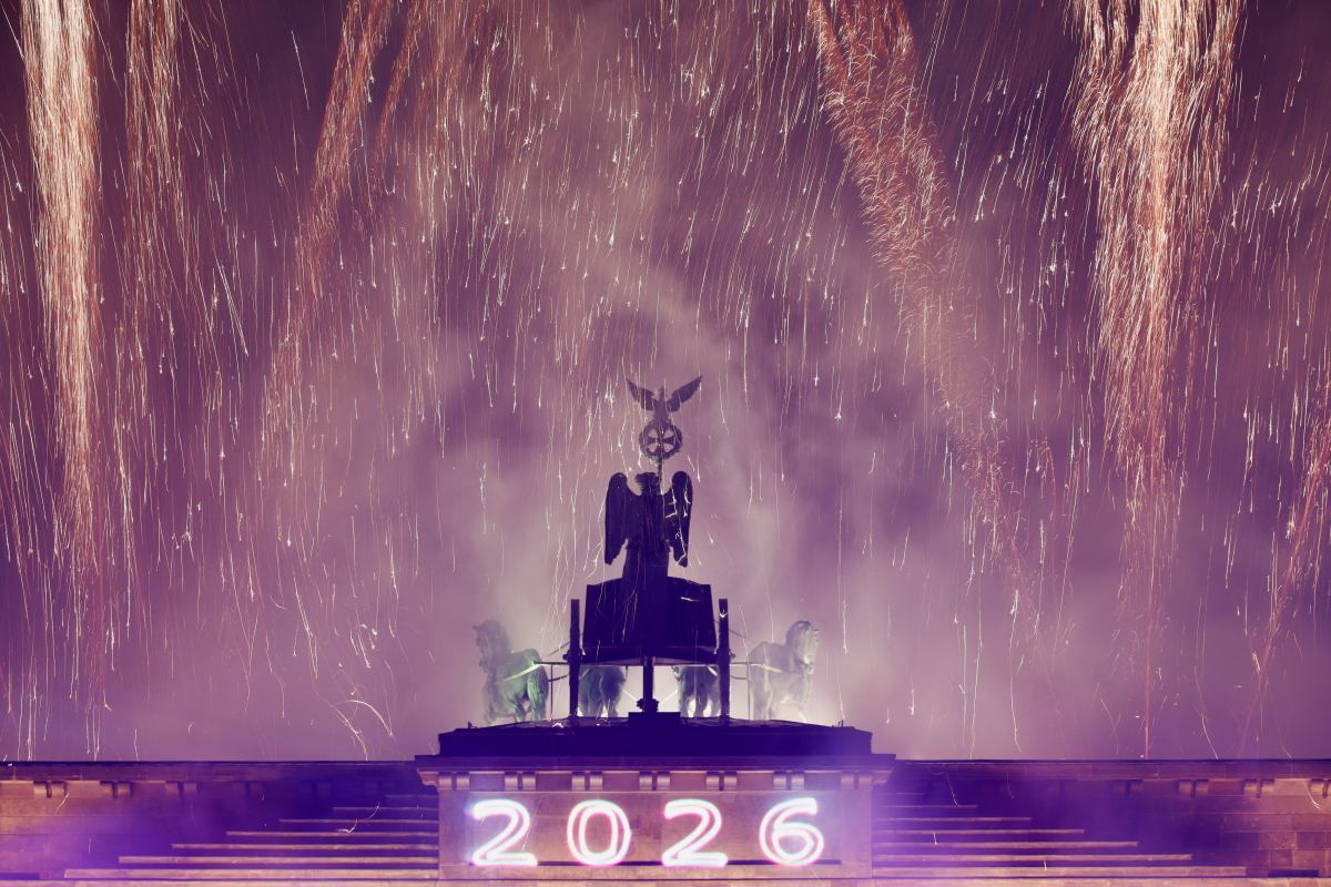 Fajerwerki wybuchają nad Bramą Bradenburską podczas obchodów Nowego Roku w Berlinie, Niemcy, 1 stycznia 2026 r.