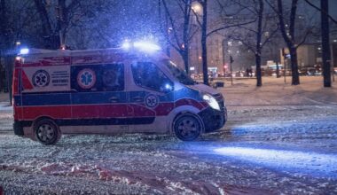 Karetki z pacjentami utknęły w śniegu. Dramatyczne sceny na Warmii i Mazurach
