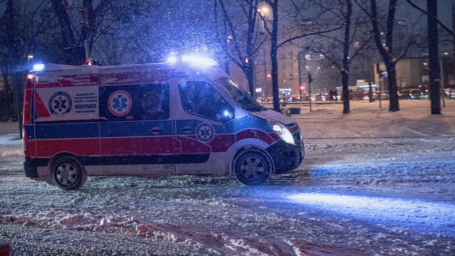 Karetki z pacjentami utknęły w śniegu. Dramatyczne sceny na Warmii i Mazurach