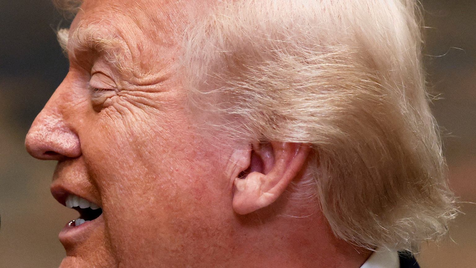 Co ze zdrowiem Trumpa? 'Zamyka oczy dla relaksu'