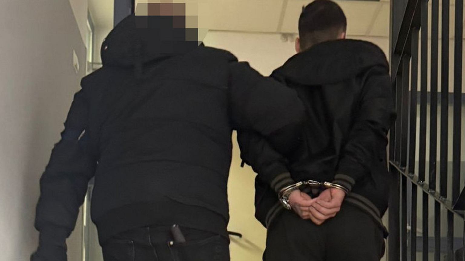 Spalone ciało w studzience na Żoliborzu. Zatrzymano kobietę i jej 17-letniego syna