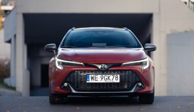 Polacy kupują na potęgę nowe samochody. W grudniu pobiliśmy rekord. Te auta znikają z salonów najszybciej