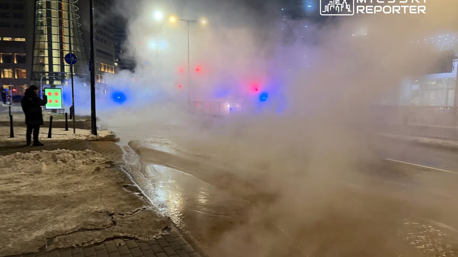 Poważna awaria ciepłownicza w Warszawie. Kilkumetrowa wyrwa w chodniku. Do gorącej wody wpadła 20-latka