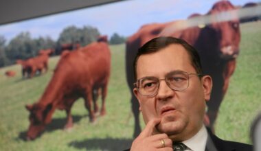 Kilkaset litrów gnojowicy przed domem Stefana Krajewskiego. W akcji policja. 'Oszołomy Brauna'