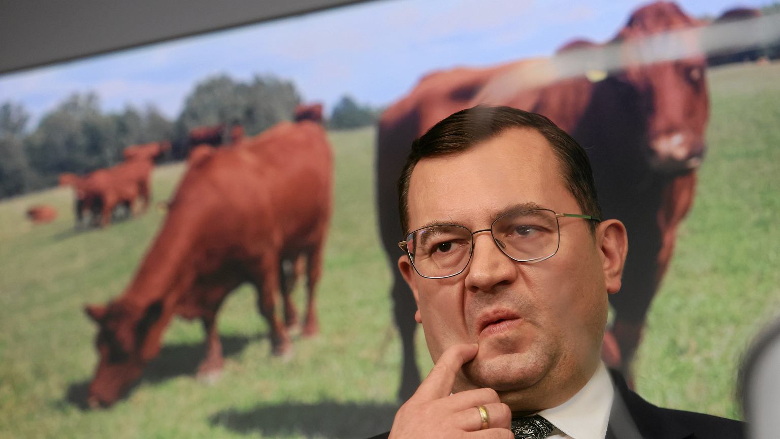 Kilkaset litrów gnojowicy przed domem Stefana Krajewskiego. W akcji policja. 'Oszołomy Brauna'