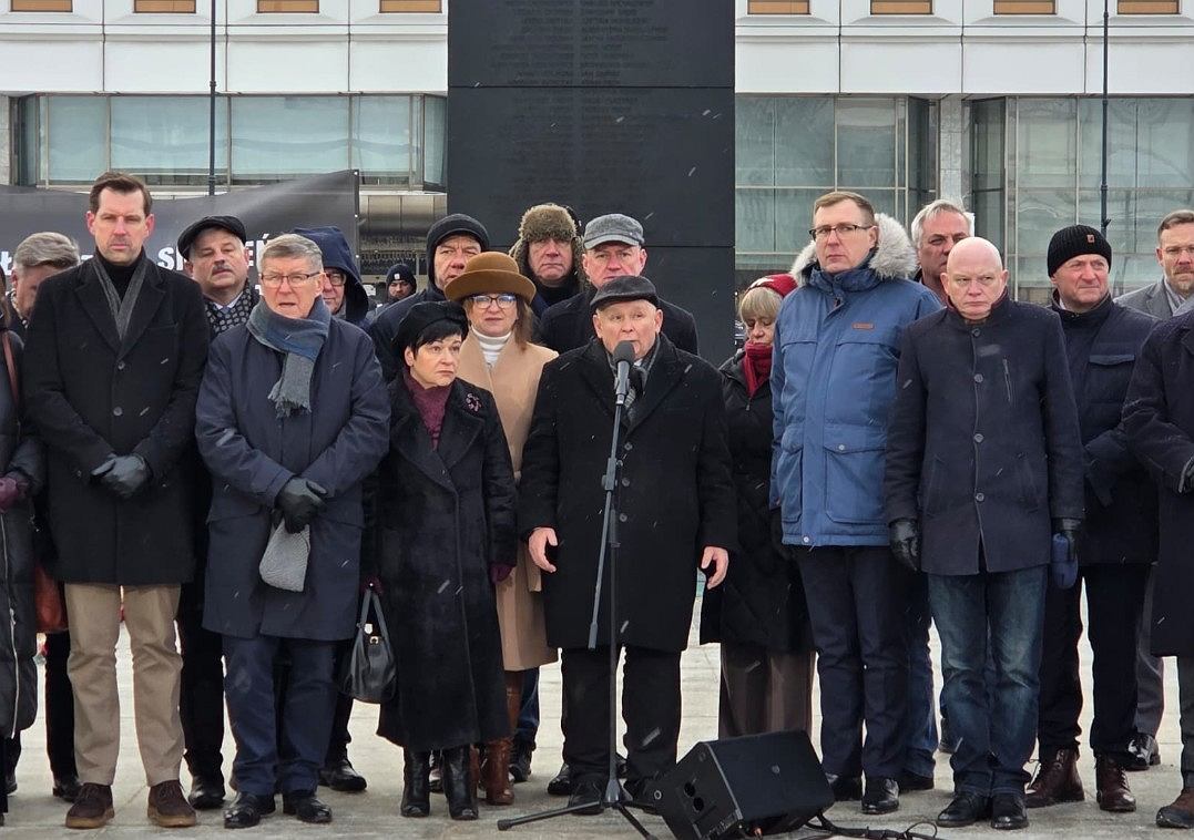 Miesięcznica smoleńska. Kaczyński starł się z protestującymi. 'Hańba tego rządu'