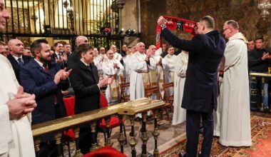 Karol Nawrocki dostał nietypowy prezent od księdza. Zaskakujący finał kazania na Jasnej Górze