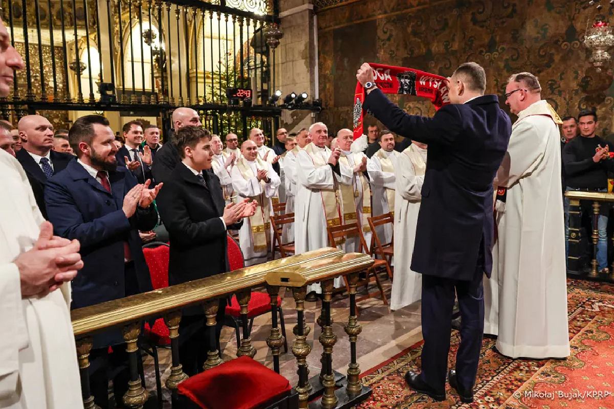 Karol Nawrocki dostał nietypowy prezent od księdza. Zaskakujący finał kazania na Jasnej Górze