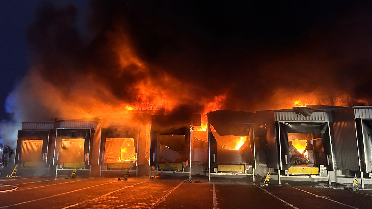 Ujawniono przyczynę pożaru hali w Tarnowie Podgórnym. Zawiniła zawartość paczki
