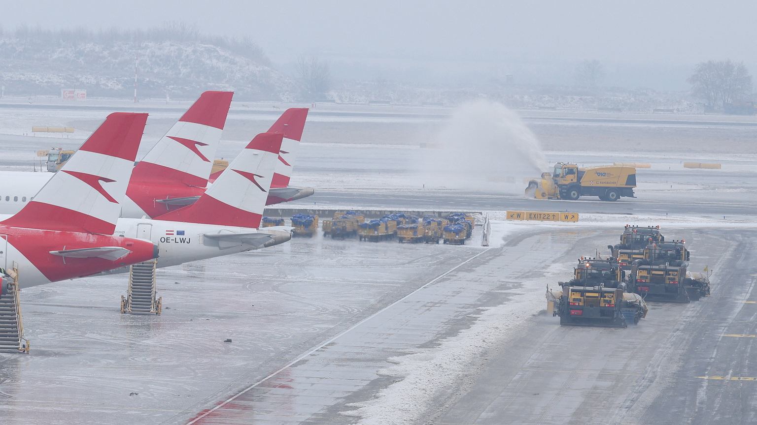 Lotniska w Europie mierzą się z atakiem zimy. W tych europejskich stolicach czekają nas utrudnienia