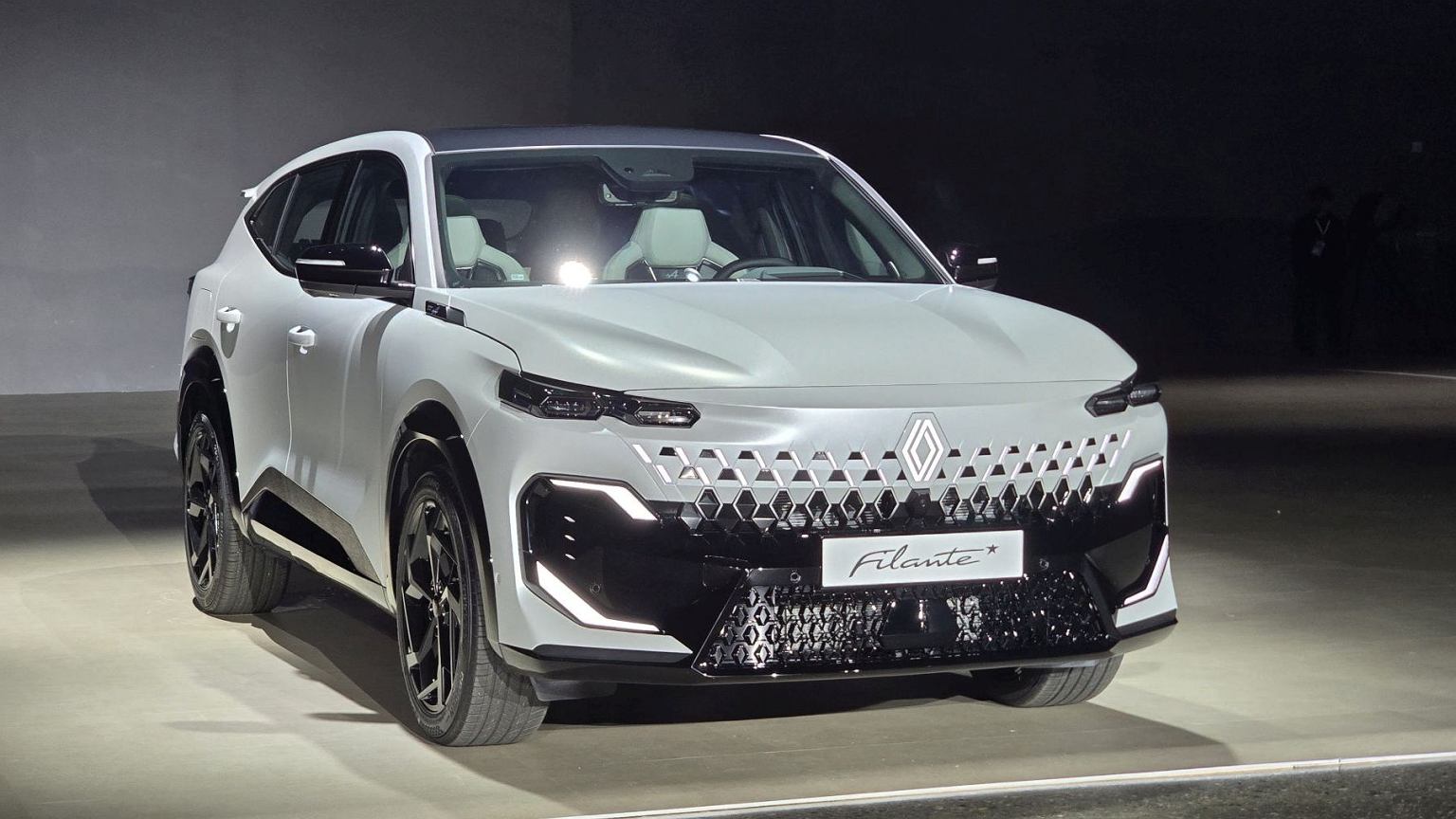 Renault Filante to nowy flagowiec francuskiej marki. Nie zobaczycie go w Polsce, ani Europie