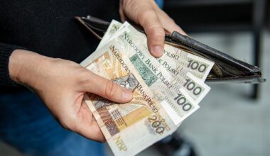 Darowizna od brata. Czy trzeba zgłaszać ją do urzędu skarbowego? O tych formalnościach warto pamiętać