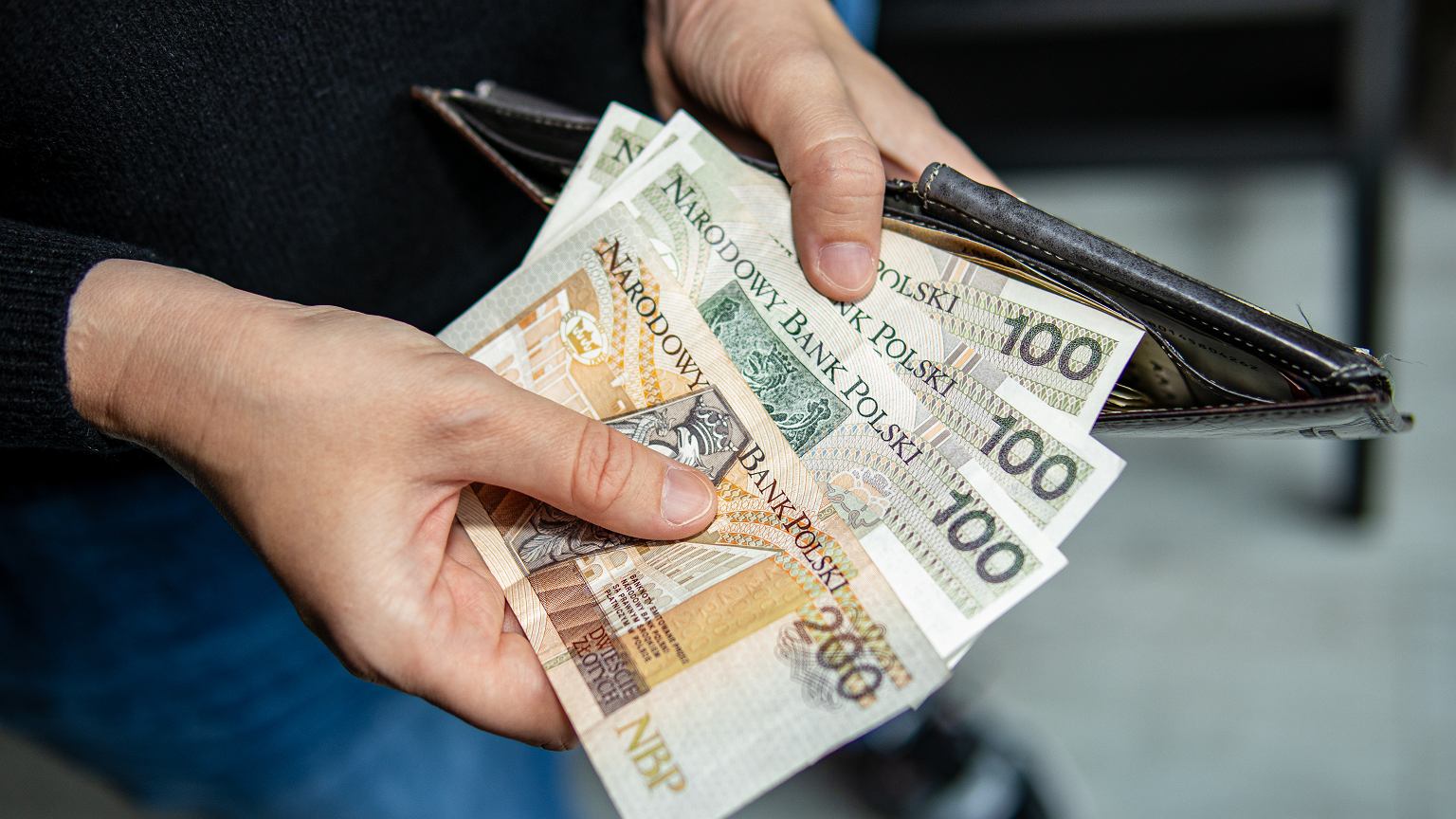 Darowizna od brata. Czy trzeba zgłaszać ją do urzędu skarbowego? O tych formalnościach warto pamiętać