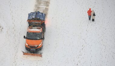 Zima paraliżuje Warszawę. Potężne utrudnienia na drogach i kolei