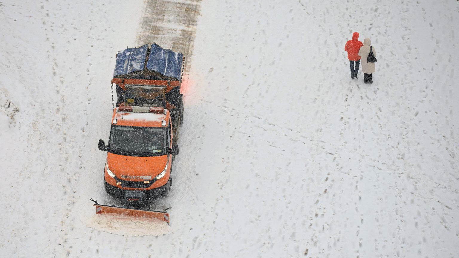 Zima paraliżuje Warszawę. Potężne utrudnienia na drogach i kolei